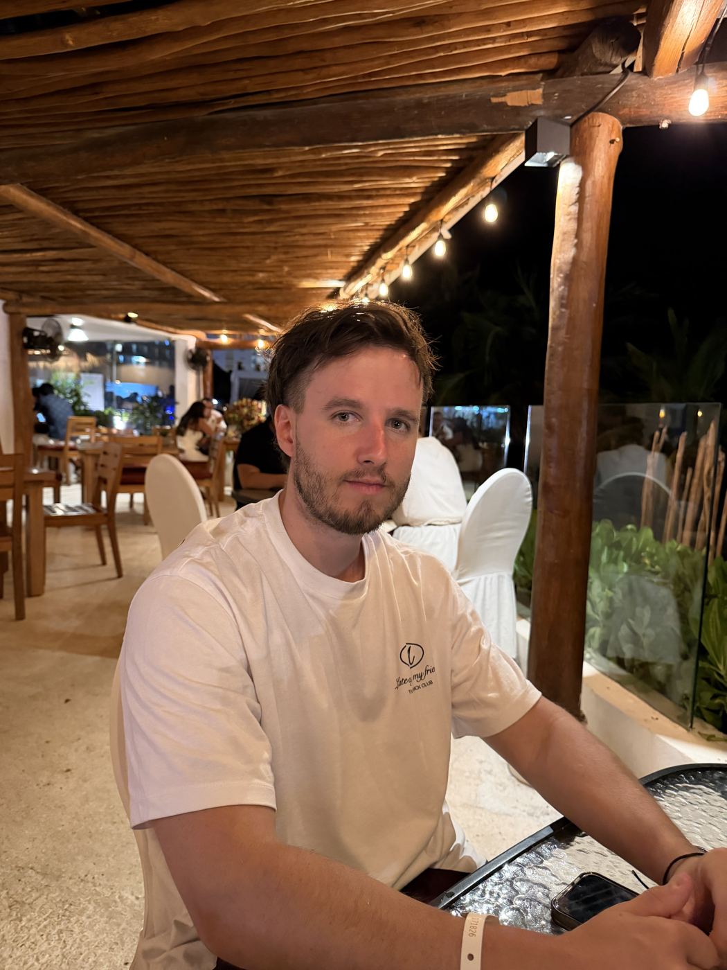 Pato cenando en un restaurante
