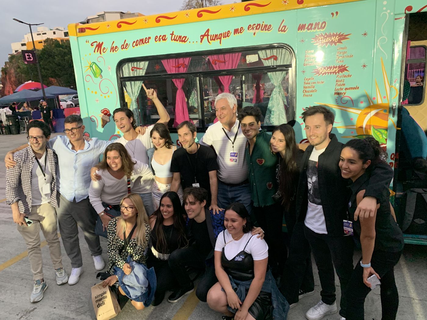 Pato con su equipo en un evento