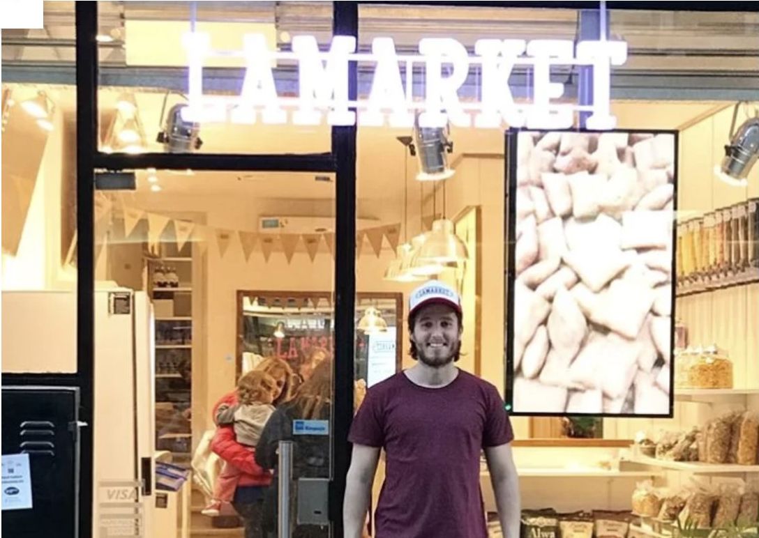 Pato frente a su negocio en Argentina