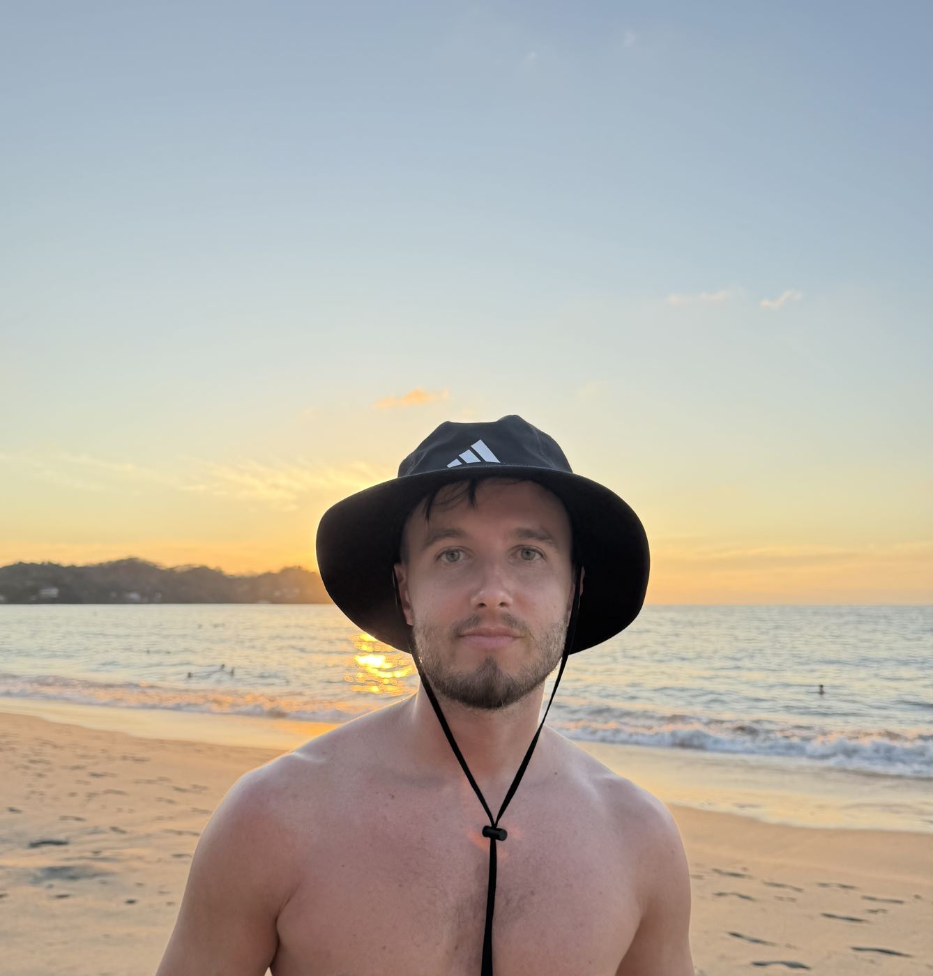Pato con sombrero en la playa
